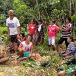 Hilangkan Rasa Lelah, Satgas TMMD Kodim Sanggau Ngobrol Bersama Warga Dusun Sekura