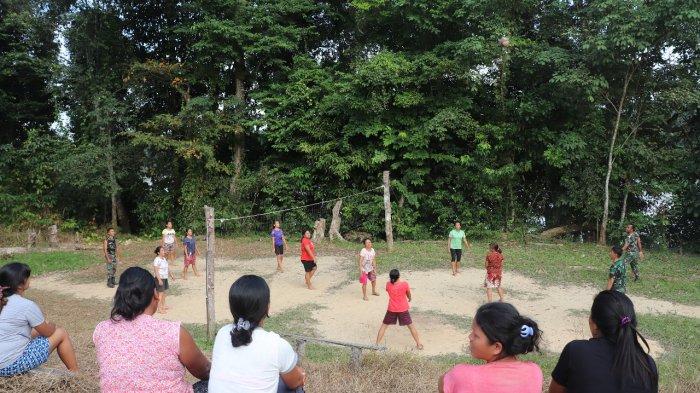 Personel Satgas TMMD Kodim Sanggau Galakkan Olahraga Bersama Warga Dusun Jonti