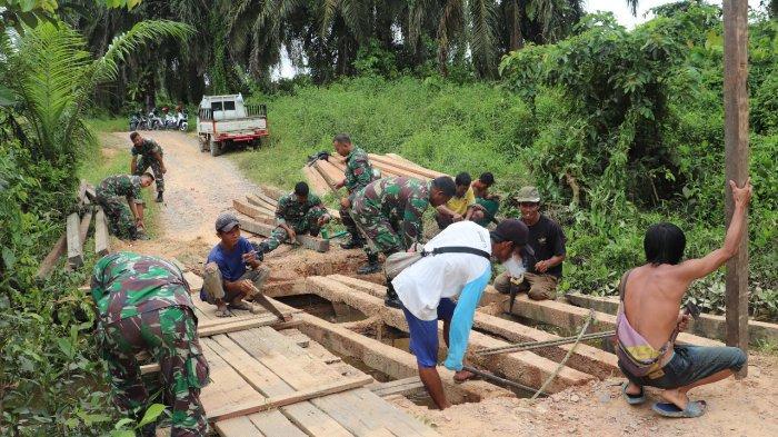 Satgas TMMD Kodim Sanggau Gotong Royong Bersama Warga Rehab Jembatan di Dusun Jonti