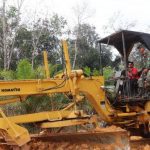Anggota Satgas TMMD Kodim Sanggau Naik Greder Awasi Pekerjaan