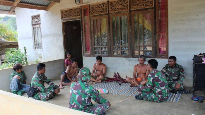 Satgas TMMD Kodim Sanggau Laksanakan Komsos Bersama Warga Dusun Bukong