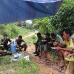 Satgas TMMD Kodim Sanggau Makan Siang Bersama Warga Dilokasi TMMD di Dusun Jonti