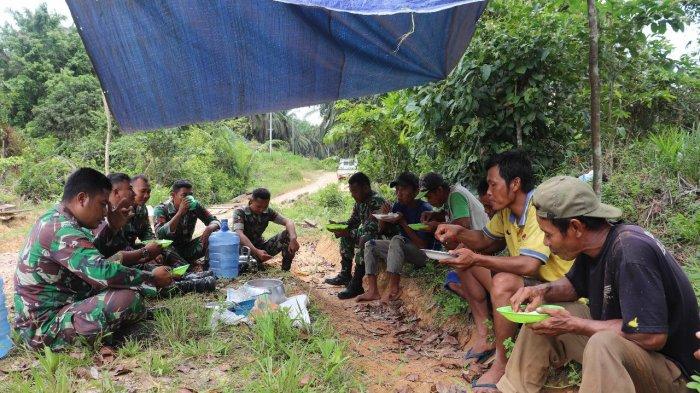 Satgas TMMD Kodim Sanggau Makan Siang Bersama Warga Dilokasi TMMD di Dusun Jonti