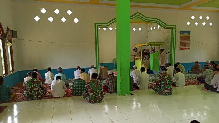 Satgas TMMD Kodim Sanggau Ikuti Ibadah Bersama di Masjid Al Mutaqqin Dusun Sekura