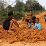 Beginilah Bentuk Keceriaan Anak-anak di Lokasi TMMD Kodim Sanggau