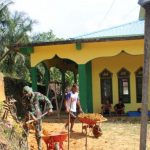 Satgas TMMD Kodim Sanggau Gotong Royong Bersama Warga Dusun Sekura 