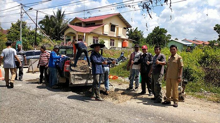 DBM SDA Sanggau Tambal Jalan Berlubang di Jalan RE Martadinata