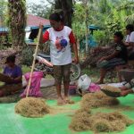 Personel Satgas TMMD Kodim Sanggau Giling Padi Bersama Warga Dusun Jonti