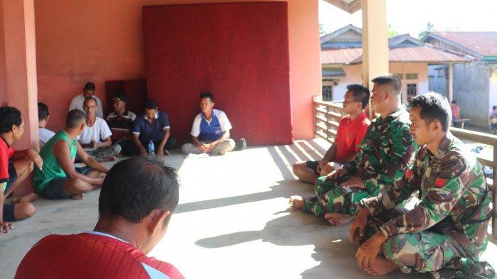 Satgas TMMD Kodim Sanggau Hadiri Rapat Adat di Dusun Jonti