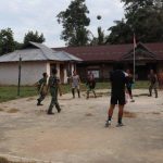 Anggota Satgas TMMD Kodim Sanggau Olahraga Bersama Warga Jonti