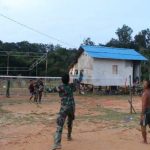 Anggota Satgas TMMD Kodim Sanggau Olahraga Badminton Bersama Warga