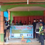 Petugas Polsek Tayan dan Babinsa Kawal Penyaluran Bantuan Sembako dari Tiga Perusahaan