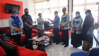 Ketua Dekranasda Kabupaten Sanggau dan Kepala Disprendakop Serahkan Bantuan APD ke RSUD M.Th.Djaman