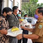Wabup Sanggau Salurkan Bantuan Beras Sebanyak 2.150 Kg Kepada Masyarakat Yang Terdampak Covid-19