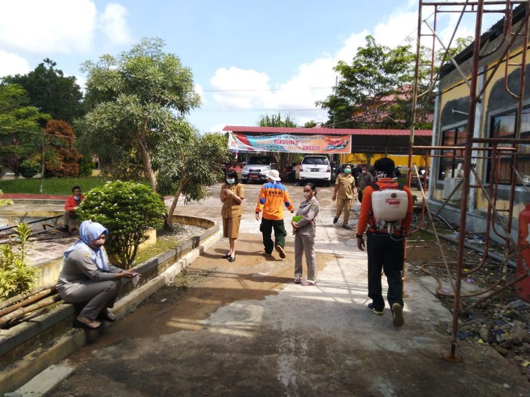 Kantor Dinas PCKTRP Kabupaten Sanggau Mendapat Giliran Untuk Melakukan Penyemprotan Desinfektan