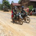 Pulang ngaji diantara prajurit, anak-anak ini merasa senang