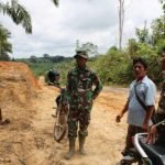 Prajurit dan kades tinjau lokasi TMMD