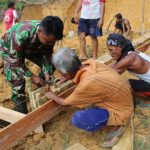 Prajurit Satgas TMMD dan warga bangun tempat wudhu