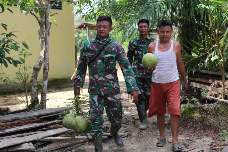 Disuguhi air kelapa muda, personel Satgas TMMD merasa senang