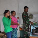 Praka Yamin belajar memasak dengan warga