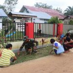 Peduli pendidikan, personel TMMD bersihkan lingkungan PAUD