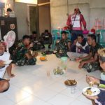 Anggota Satgas TMMD makan siang bersama masyarakat