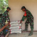 Prajurit TMMD droping material semen ke lokasi