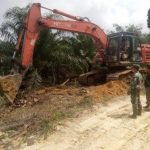 Prajurit TMMD terus awasi pengerjaan jalan ke Dusun Sekura