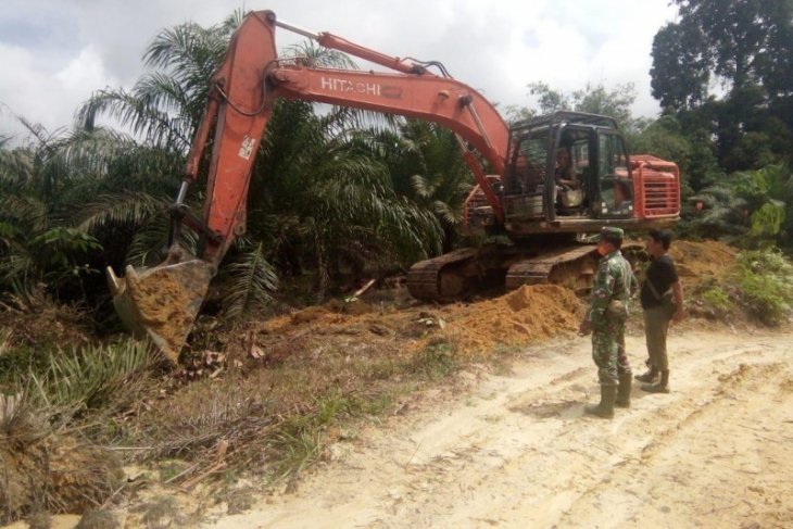 Prajurit TMMD terus awasi pengerjaan jalan ke Dusun Sekura