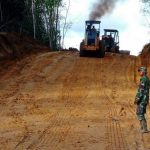 Personel Satgas TMMD, sedang laksanakan pelebaran jalan Dusun Bukong