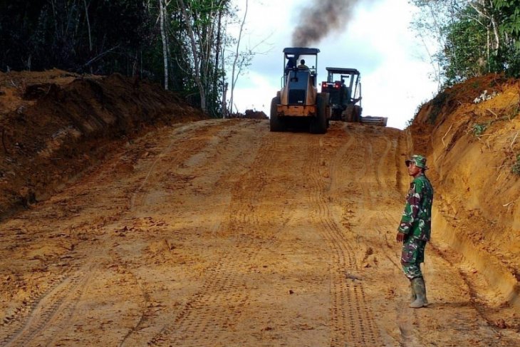 Personel Satgas TMMD, sedang laksanakan pelebaran jalan Dusun Bukong