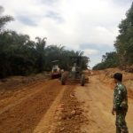 Pengerjaan jalan Dusun Bukong diawasi prajurit TMMD