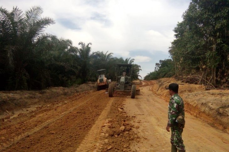 Pengerjaan jalan Dusun Bukong diawasi prajurit TMMD
