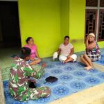 Prajurit Satgas TMMD sambangi rumah Ketua Adat Dusun Sekura