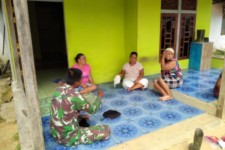 Prajurit Satgas TMMD sambangi rumah Ketua Adat Dusun Sekura
