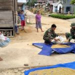 Prajurit TMMD aktif membantu warga