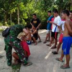 Pemuda Dusun Sekura, potong rambut gratis dengan prajurit TMMD