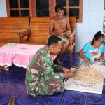 Prajurit Satgas TMMD belajar membuat tikar