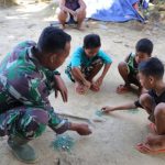 Manfaatkan waktu luang, prajurit TMMD bermain kelereng bersama anak-anak