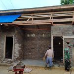 Prajurit Satgas TMMD pasang atap tempat wudhu dan MCK Masjid Al Muttaqin