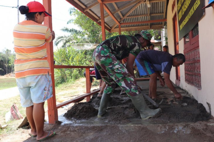 Koptu Sutikno bantu pengecoran Balai Dusun Jonti