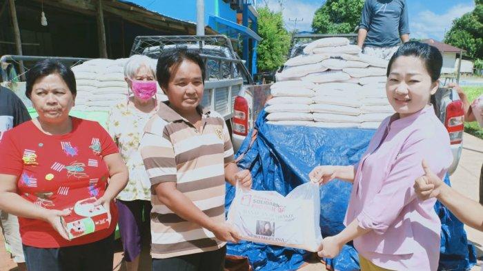 Legislator PSI Sanggau Dewi Merlina Bagikan 1 Ton Beras Kepada 200 KK Terdampak Corona