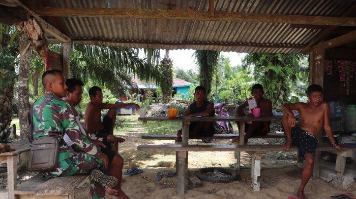 Komsos Menjadi Kunci Satgas TMMD Kodim Sanggau Bangun Keakraban Bersama Warga Desa