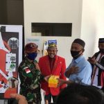 Masyarakat Entikong Gandeng Velox Kalbar Serahkan Vitamin dan APD Kepada Petugas di Perbatasan