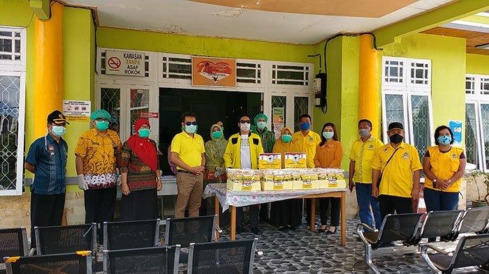 Fraksi Golkar DPRD Sanggau Bersama Pengurus DPD Serahkan Bantuan Paket Nutrisi dan Masker