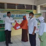 kepala-kantor-kementerian-agama-sanggau-h-m-taufik-saat-menyerahkan-secara-simbolis.jpg