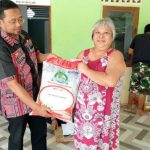 Penggurus Masjid Mujahidin Sanggau Salurkan Beras Subsidi ke Masyarakat