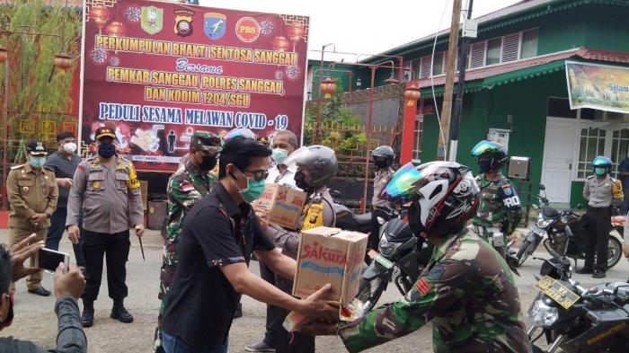 Perkumpulan Bhakti Sentosa Sanggau Bersama Pemkab, Polres dan Kodim Salurkan 1600 Paket Sembako