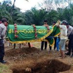 Kapolsek Sanggau Ledo Lakukan Aksi Pikul Keranda Jenazah Dapat Respon Positif Masyarakat