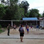 Satgas TMMD Kodim Sanggau dan Warga Dusun Sekura Bermain Voli